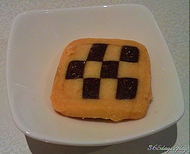 Checkered cookie to accompany the latte
