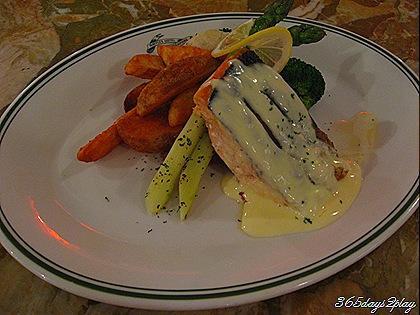 Smoked salmon on broccoli with wedges