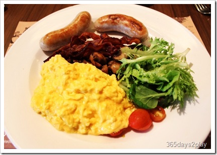 Cedele Big Breakfast of Scrambled Eggs, 2 Sausages, Bacon, Mushrooms and Tomatoes