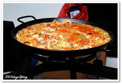 Open air cooking of paella