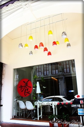 Restaurant Ten Facade with cute lamps