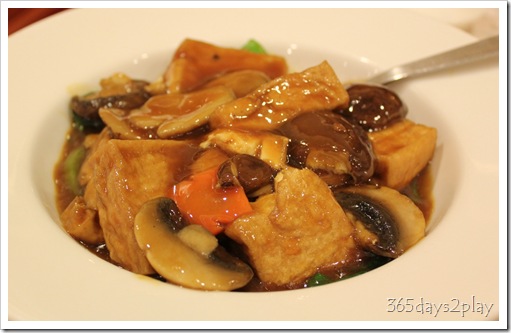 Stewed beancurd with mushrooms