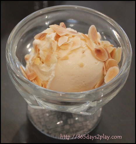 L'Espresso - Haagen Dazs vanilla ice cream with almond flakes