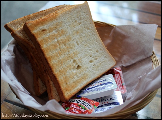 Casa Verde - Toast with butter and jam