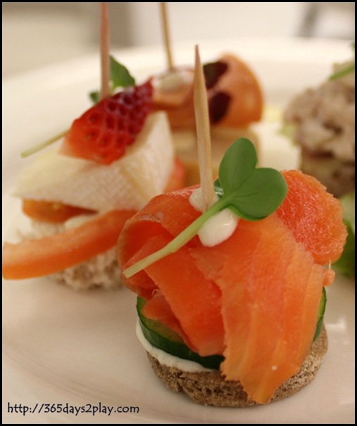 Rendezvous Hotel Palong Bar - Smoked salmon with walnut