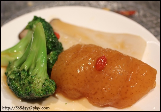 Crowne Plaza Changi Airport Azur Restaurant - Braised Sea Cucumber with King Mushroom and Seasonal Vegetable (3)