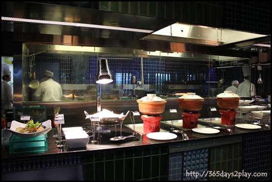 Crowne Plaza Changi Airport Azur Restaurant Buffet Line