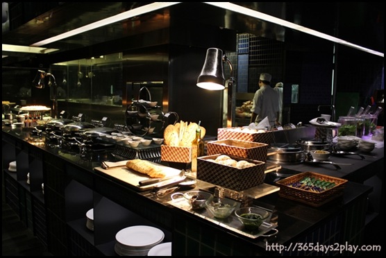 Crowne Plaza Changi Airport Azur Restaurant - Buffet Line