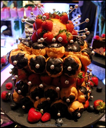 Croquembouche with Straberries (2)