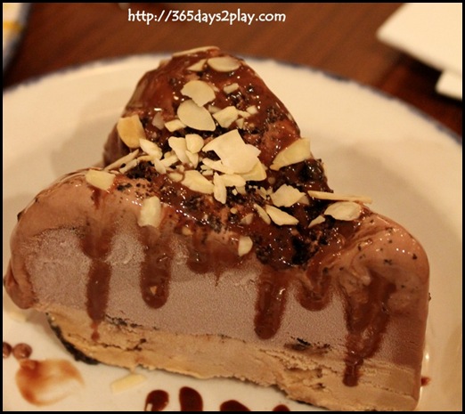 Hard Rock Cafe - Mud Pie - Cookie crust filled with a heavenly concoction of coffee and chocolate ice cream topped with hot fudge and crunchy almond flakes. 