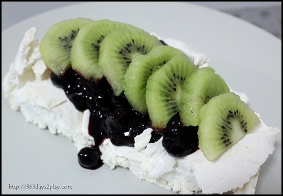 Kiwi Blueberry Pavlova (7)