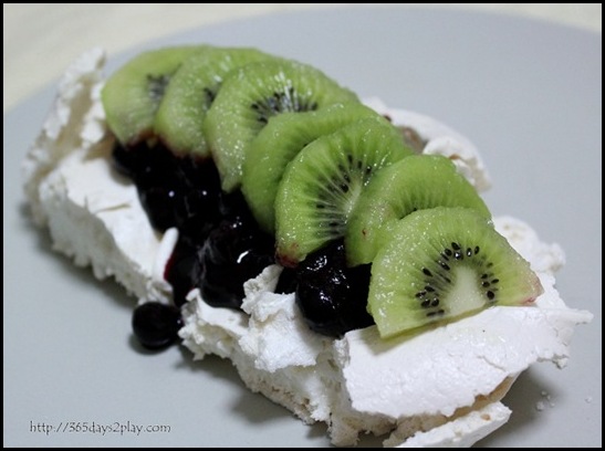 Kiwi Blueberry Pavlova (9)