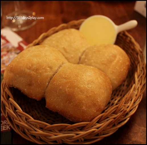 La Maison Fatien Singapour - Complimentary Hot Bread