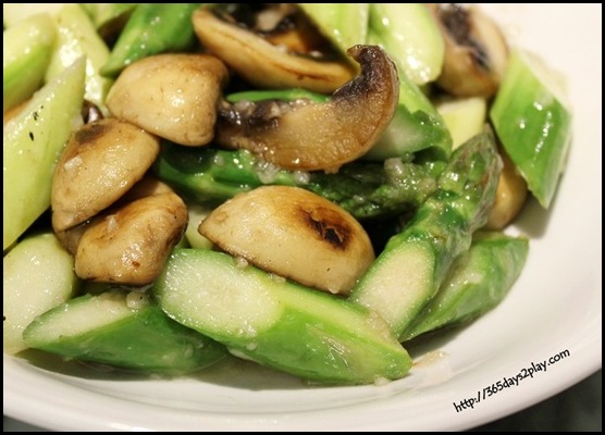Majestic Bay - 蒜茸野菌炒芦笋 Sautéed, wild mushrooms, asparagus, minced garlic ($18 for 2-4 pax, $27 for 5-8 pax)