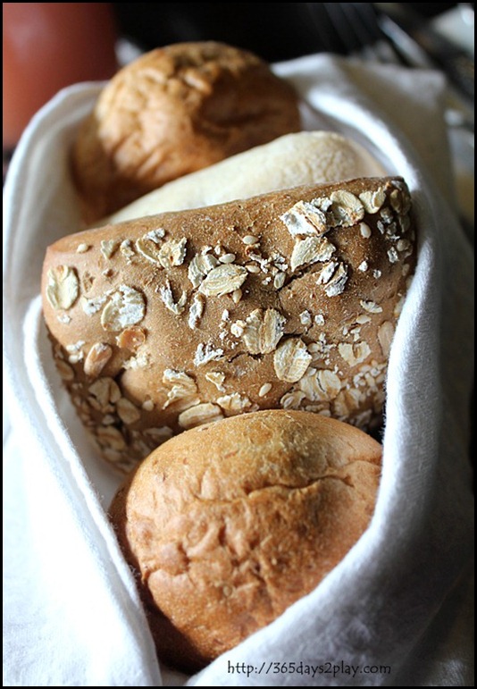 STREET 50 - Complimentary bread with olive oil and balsamic vinegar (1)