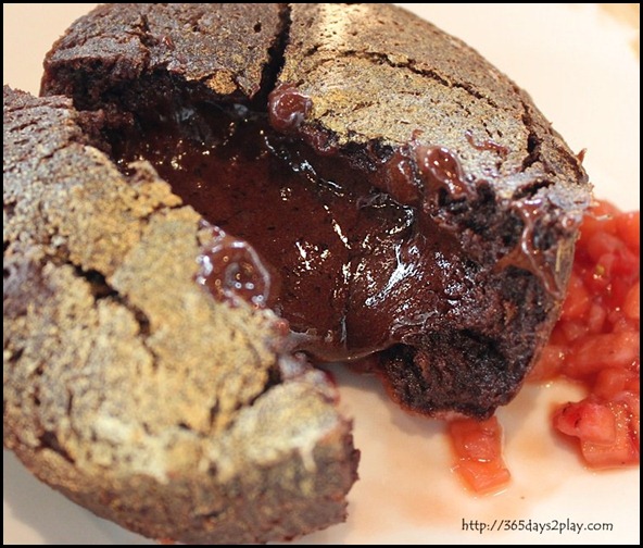 Il Lido Sentosa - Molten Lava Chocolate Cake with Strawberries and Balsamic (1)