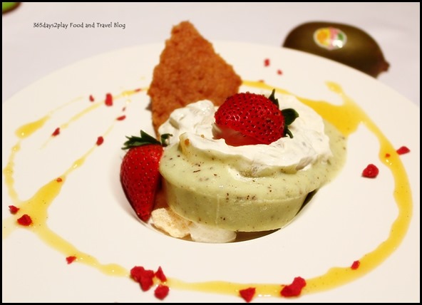 Duo of Kiwi Panna Cotta accompanied with kiwi compote (2)