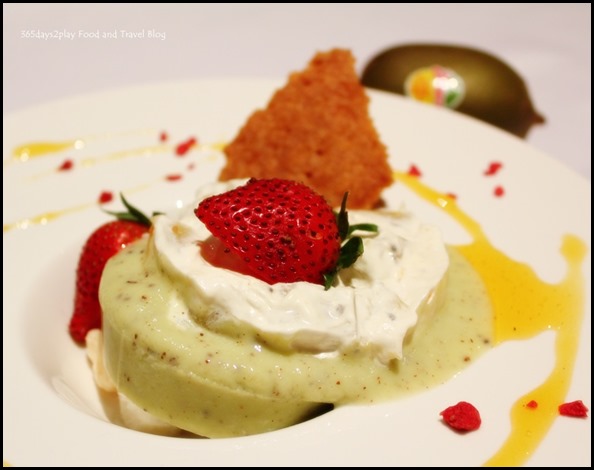 Duo of Kiwi Panna Cotta accompanied with kiwi compote (3)