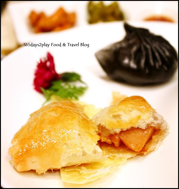 Li Bai Sheraton - Baked Chicken and Abalone Pie - Steamed Charcoal Skin Shrimp Dumpling (1)