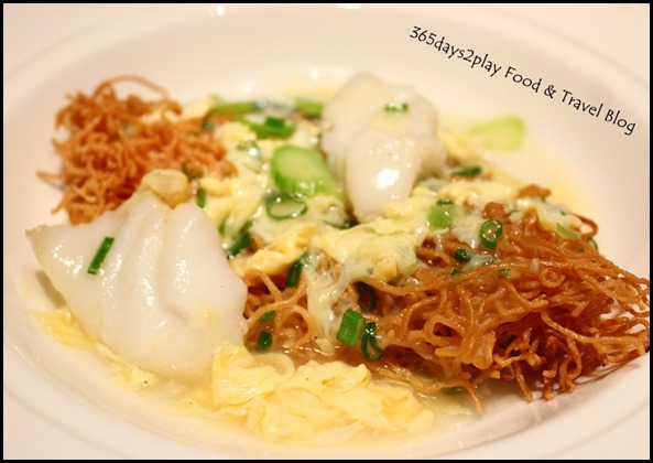 Yan Ting St Regis - Cantonese style crispy egg noodles with sliced fish