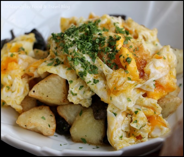 Catalunya - Scrambled Eggs on potato with Mushrooms (estrellados)