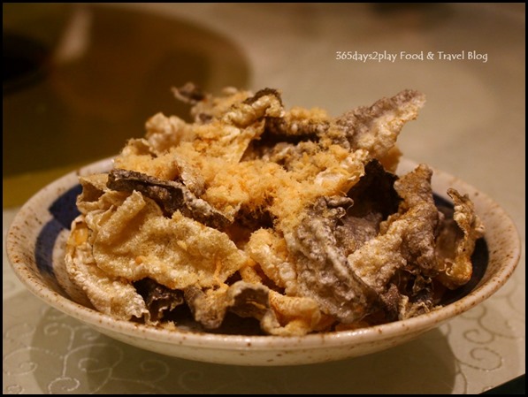 Fengshui Inn Resorts World Singapore - Crispy Fish Skin with Chicken Floss (1)