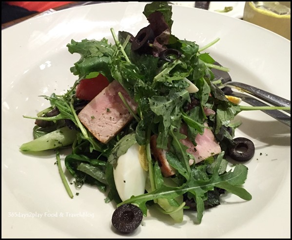 Paul Singapore -  Grilled tuna loin, mixed salad, eggs, tomatoes, cucumbers and black olives