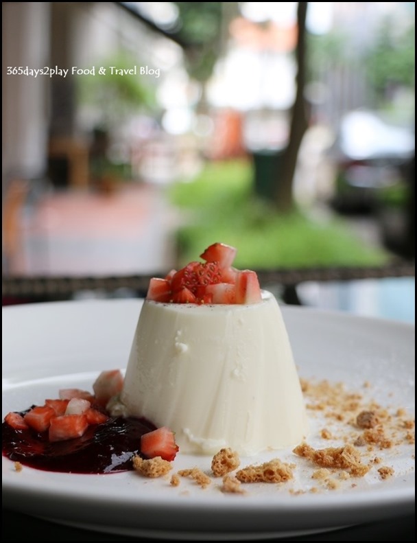 Pepenero -Traditional pannacotta with mix berry $12