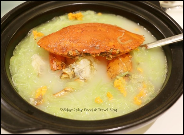 Avenue Joffre - Simmered Mud Crab with Asparagus Lettuce in clay pot