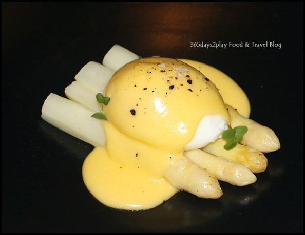 Marriott Pool Grill - Buttered white asparagus, poached egg, hollandaise sauce