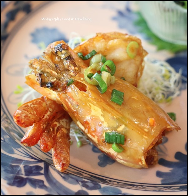 Ritz Carlton Summer Pavilion - Deep-fried prawn head and tail, salt, pepper chilli prawn, sesame sauce (2)