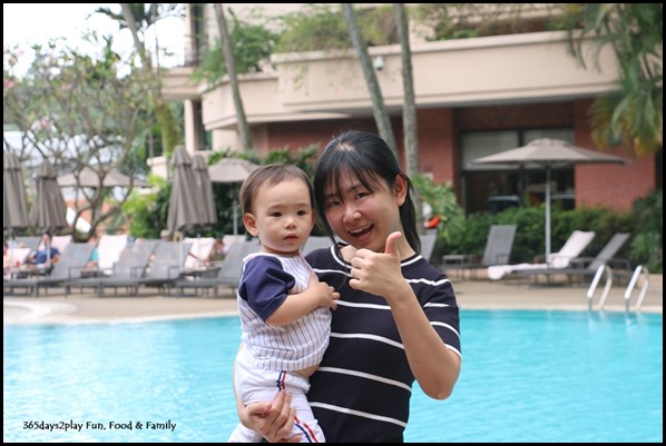 Having fun at Swissotel Merchant Court poolside (2)