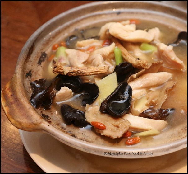 Hai Tien Lo Claypot dishes - Drunken Chicken with Fungus in Sesame oil and chinese wine