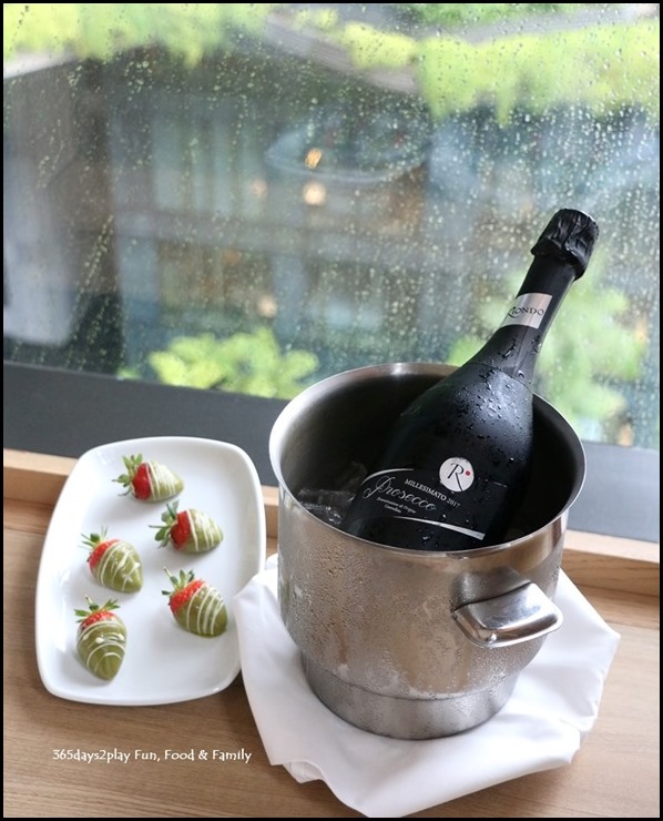 PARKROYAL on Pickering- Champagne and Strawberries (1)