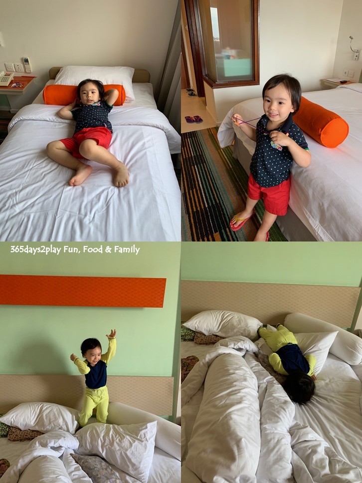 HARRIS Hotel Batam Centre - Playing in the room